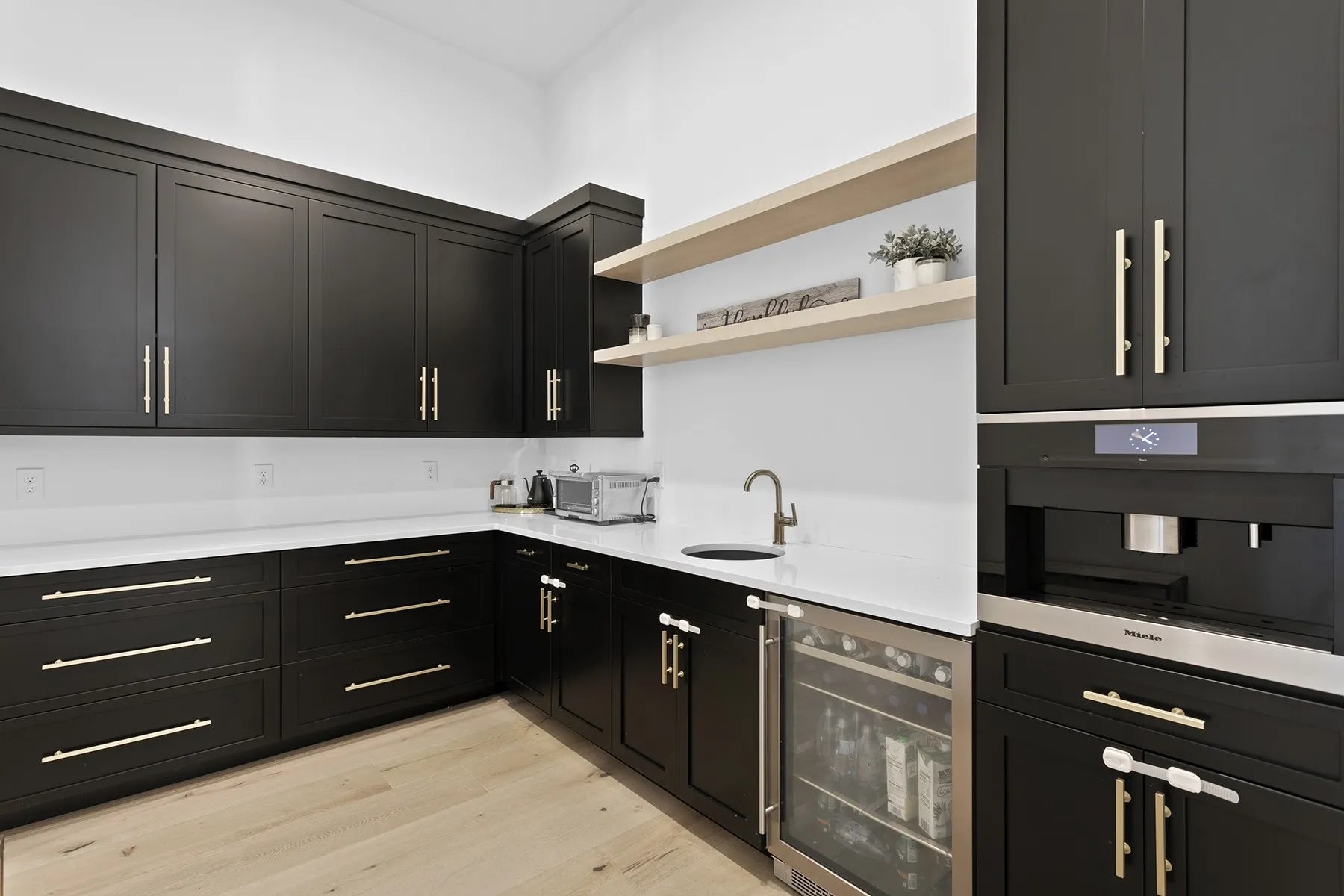 The Ultimate Guide to Choosing the Perfect Material for Custom Kitchen Cabinets